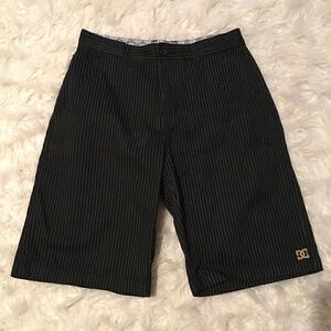 UNISEX.    DC black pinstripe metal Logo pocket shorts
